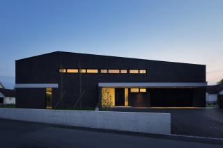 Nordansicht mit Vorplatz bei Nacht Nordansicht mit Vorplatz bei Nacht