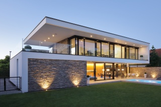 Südfassade bei Dämmerung Südfassade bei Dämmerung