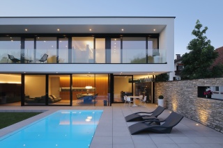 Pool und Terrasse bei Dämmerung Pool und Terrasse bei Dämmerung
